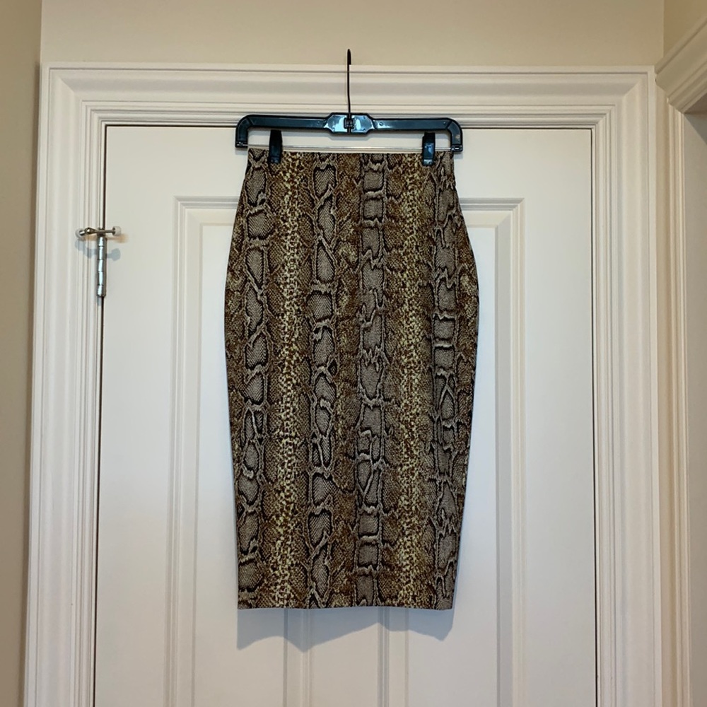 Victoria Beckham skirt in snake skin pattern with full length zip back.